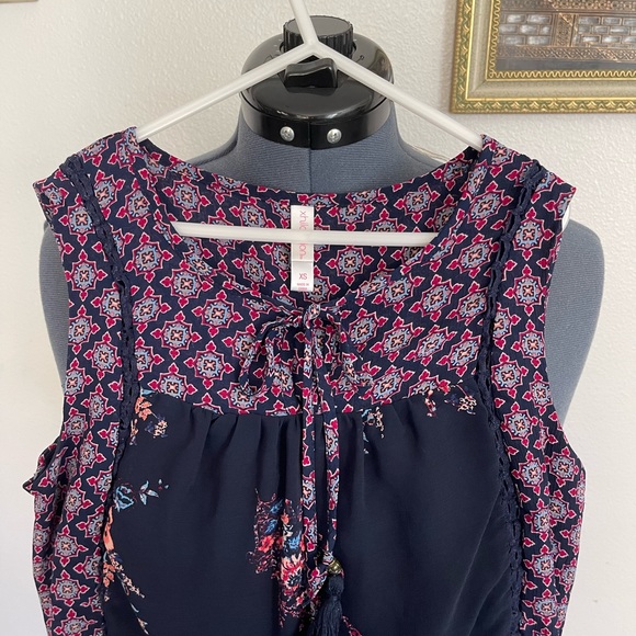 Xhilaration size XS , sleeveless dress , beautiful flowers and pattern - Picture 2 of 5